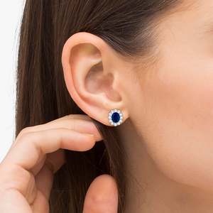 Pendientes de Oro Blanco de 14K con Zafiro Azul de 7.10ctw y Detalles de Diamantes, Diseño Ovalado - Product Image 3