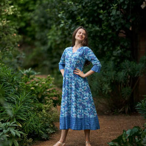 Robe Amelie imprimée à la main, longueur mollet, bohème, bleu floral, en coton, décontractée, occasionnelle, fabriquée à la main, mode éthique - Product Image 1