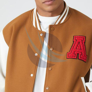 แจ็คเก็ตวาร์ซิตี้ผู้ชายไซส์ใหญ่แบบกำหนดเอง แจ็คเก็ตเลตเตอร์แมนสำหรับผู้ชาย สำหรับฤดูหนาว เป็นมิตรกับสิ่งแวดล้อม ระบายอากาศได้ดี พร้อมปักลายทีมกีฬา - Product Image 4