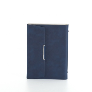 Couvertures de carnet d'agenda rechargeables A4 personnalisées en cuir végétalien bleu foncé avec porte-cartes - Product Image 1