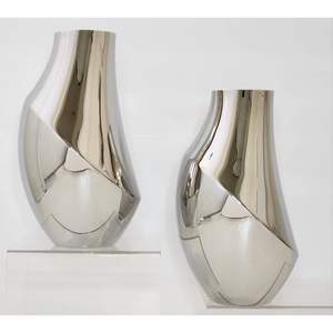 Florero de metal moderno para interiores elegantes que aporta un toque chic a mesas, estantes y consolas. - Product Image 3