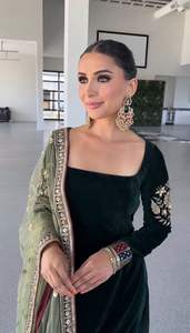 Haut en velours de viscose de qualité supérieure brodé avec dupatta pour les fêtes ou les événements spéciaux, disponible à la vente - Product Image 3