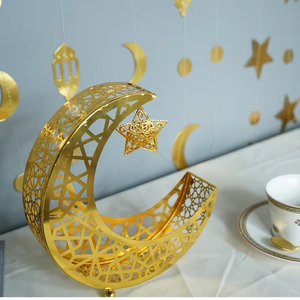 Bandeja para dátiles en forma de luna creciente, hecha de metal de alta calidad, garantiza durabilidad y mejora la elegancia festiva. - Product Image 2