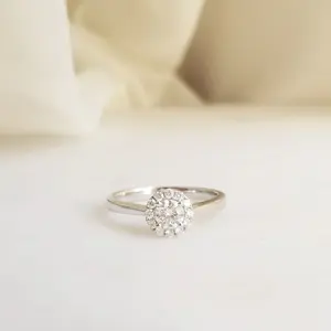 Anillo de Compromiso con Halo de Diamante Cultivado en Laboratorio de 0.32 CT, Colección de Elegantes Anillos de Diamantes - Product Image 1