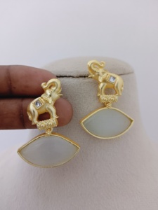 Ensemble de boucles d'oreilles en laiton doré Regal Gajamukta personnalisable, motif éléphant lourd, motif géométrique, produit en vrac - Product Image 5