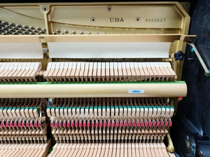 Piano Vertical Yamaha U10A de 88 Teclas con Peso, Acabado Negro Clásico, Montaje en Suelo, Tablero de Sonido de Madera Sólida - Product Image 6