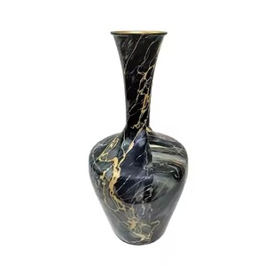 Jarrón de Metal Dorado Modesto con Diseño Grabado, Adecuado para Exhibición en Boutiques y Esquinas de Habitaciones, Venta al por Mayor desde India - Product Image 4