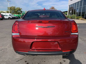 2023 Chrysler 300 propre et impeccable - Product Image 2