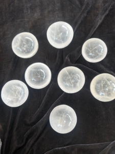 Cuenco de Selenita de Gujarat Hecho a Mano, Redondo, de 3 Pulgadas, Piedra Preciosa Natural Blanca, Decoración para el Hogar, Feng Shui, Reiki, Tallado en Sombra - Product Image 2