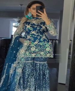 Élevez votre look avec nos robes en rayonne, avec un travail à la main et des détails à volants pour une touche d'élégance. - Product Image 3