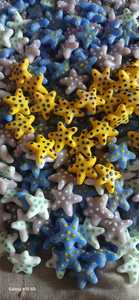 Colgantes de estrella de mar de ágata hechos a medida Textura del océano con baches Tesoros del mar brillantes Encanto costero completo Estilo punk Azul Chapado en zinc - Product Image 4