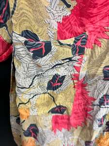 Robe kimono en crêpe de soie faite à la main pour femmes |   Écharpe en soie Sari avec taille élastique et motif floral |   Logo avant |   Vêtements de détente pour resort - Product Image 4