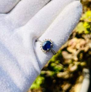 Anillo de Cóctel Minimalista de Plata de Ley 925 con Baño de Rodio y Zafiro Azul con Diamante de Corte Brillante Redondo - Product Image 1