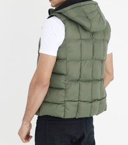 Vente en gros Bomber épais à capuche matelassé en toile imperméable et respirant pour l'hiver blouson sans manches pour hommes - Product Image 1