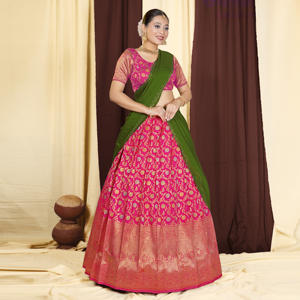 ชุดเลเฮนกาโชลีผ้าไหมบานาราสีแบบราชวงศ์ พร้อมลายดอกไม้ทออย่างประณีตและผ้าคลุมไหล่ขอบกว้าง สำหรับงานเลี้ยงฉลองสมรส - Product Image 6