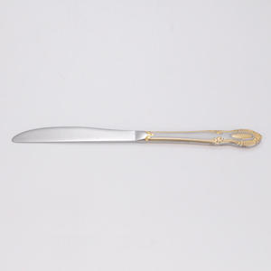 Ensemble de couverts dorés élégants, fabriqués en acier inoxydable durable, offrant confort et élégance moderne. - Product Image 5