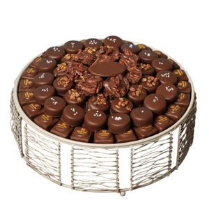 Elegantes cuencos para servir postres martillados en plata con dulces decorativos y detalles de chocolate, perfectos para bodas y celebraciones - Product Image 1