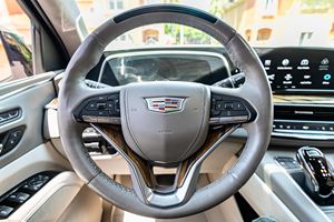 Cadillac Escalade ESV 4WD Platinum Diesel 2022 d'occasion, propre, avec pack de remorquage robuste >8L, 25001-50000 milles - Product Image 5