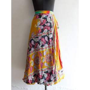 Ensemble de jupes longues en soie sari indien faites à la main pour femmes magnifiques et décontractées robe d'été pour filles avec motifs floraux et bohème jupes longues grande taille - Product Image 2