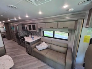 Camping-car d'occasion 2024 Fleetwood Class A à moteur essence, 36 pieds - Product Image 5