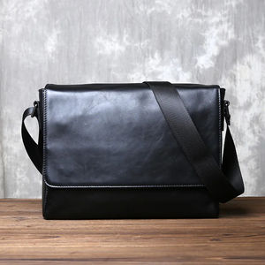 Nouveau sac de sangle de poitrine étanche de concepteur noir voyage sac à bandoulière léger polyvalent pour hommes pour un usage quotidien - Product Image 1