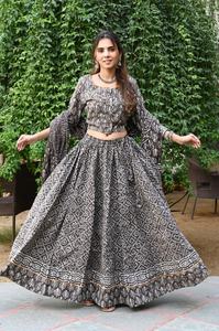 ชุดเลเฮนกาโชลีผ้าฝ้ายพิมพ์ลายบล็อกแบบโมเดิร์น พร้อมผ้าคลุมไหล่ สำหรับงานแต่งงาน งานดีวาลี งานปาร์ตี้ริมชายหาด เสื้อผ้าผู้หญิง ป้องกันแสงแดด - Product Image 2