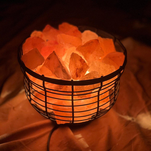 โคมไฟเกลือหินสีชมพูของหิมาลัยพร้อมหลอดไฟ LED สาย USB และตะกร้าโลหะพร้อมที่จับไฟกลางคืนโคมไฟตกแต่ง USB เกลือ - Product Image 5