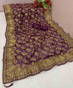 Magnifique saree Banarasi avec broderie de diamants et détails de perles pour mariage et réception - Product Image 1