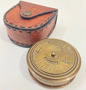 Brújula de Diseño Artesanal de Última Generación con Latón Puro y Forma Redonda Moderna con Caja de Cuero para Regalo - Product Image 1