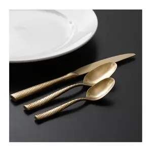 Couverts en métal massif plateau de service rond de luxe finition dorée cuillère et couteau ensemble de 3 pièces pour table pièce maîtresse ensemble de vaisselle