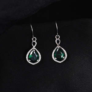 Boucles d'oreilles pendantes Jino en argent plaqué or 18 carats, motif couronne solitaire vert, pour mariage et soirée, avec perles et diamants comme pierres principales - Product Image 2