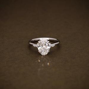 แหวนหมั้นเพชรทรงรี 2.16 กะรัต คุณภาพ F VVS1 เพชรเลี้ยงในห้องปฏิบัติการ รับรองโดย IGI ทรงรี ประดับเพชรทรงมาร์คีส์และทรงกลมด้านข้าง ดีไซน์ทันสมัย - Product Image 4