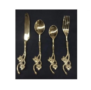 Ensemble de couverts en acier inoxydable avec design en feuille d'or, vaisselle personnalisée, ensemble de fourchettes de mariage, couverts en métal faits à la main - Product Image 1