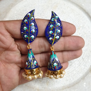Pendientes Jhumki pintados a mano azules Joyas de fiesta hechas de aleación de zinc - Product Image 4