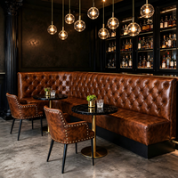 Banquette en cuir capitonnée à dossier haut, sièges de bar à cocktails, tables et chaises rondes de bistrot pour restaurant et club