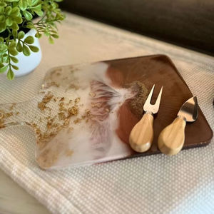 Planche à découper en résine chic design fait main adapté aux anniversaires de mariage ou aux intérieurs de maison élégants et artistiques - Product Image 1