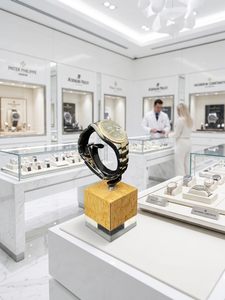 Nuevo Diseño Moderno de Exhibidor de Relojes de Acrílico Transparente con Base Metálica, Impresión de Logotipo Gratuita, Promoción para Tiendas y Escaparates - Product Image 2