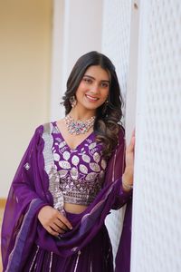 ชุดเลเฮนกาโชลีผ้าจอร์เจตต์สีชมพูสไตล์อินเดีย แต่งขนเฟอร์เทียม พร้อมผ้าคลุมไหล่ ลายพิมพ์ดิจิทัล ปักเลื่อมหนัก เหมาะสำหรับฤดูหนาว - Product Image 3