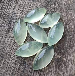 ลาวีรา โฮลเซล หินควอตซ์เพรนไนต์สีเขียว รับรองโดย IGI รูปทรงมาร์คีส์ หลังแบน ขนาด 8 มม. ขนาดปรับเทียบแล้ว หินธรรมชาติแบบเม็ดเดี่ยว - Product Image 5