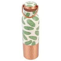 Bouteille moderne vert mat et en cuivre martelé pour une hydratation et un bien-être élégants, fabriquée avec une qualité supérieure et un style intemporel