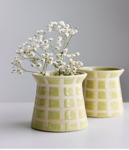 Petit vase en céramique irisé avec une finition émaillée unique, parfait pour mettre en valeur quelques tiges délicates, à prix de gros. - Product Image 6