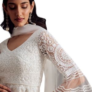 Bianco ricamato peplo Kurta con Palazzo e rete Dupatta all'ingrosso donna abbigliamento etnico OEM fornitore di abbigliamento personalizzato - Product Image 2