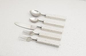 Nuevo Juego de Cubiertos de Acero Inoxidable Hecho a Mano con Mango de Resina de Acacia Agrietada, Moderno Juego de Cinco Piezas de Cuchara y Tenedor, Apto para Lavavajillas - Product Image 5