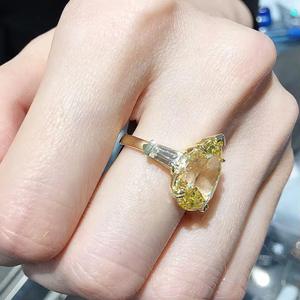 Impresionante Anillo de Compromiso de Oro Amarillo de 14K con Moissanita de Corte Ovalado para Mujer, Regalo Perfecto para Aniversario de Bodas - Product Image 1