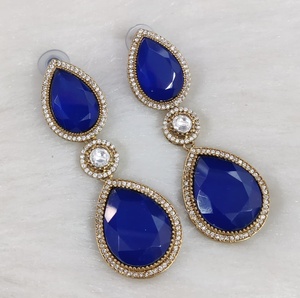 Pendientes de Latón y Piedra Tallada, Pendientes de Lujo con Acabado Premium, Perfectos para Fiestas y Bodas - Product Image 4