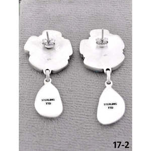 Boucles d'oreilles pendantes artisanales en turquoise blanche et argent sterling, motif floral, style Southwest - Product Image 4