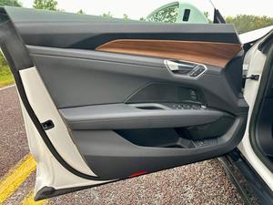 Fairly 2022 E-tron GT Berline 522 chevaux Moteur quadruple AWD Suspension pneumatique adaptative Boîte de vitesses automatique Lithium Light Left - Product Image 6