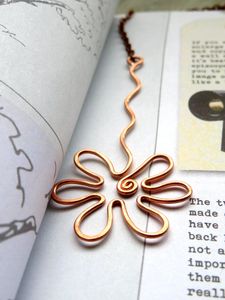 Elegante Marcapáginas de Metal con Acabado Dorado para Animar a los Lectores y Entusiastas DE LA Literatura - Product Image 3