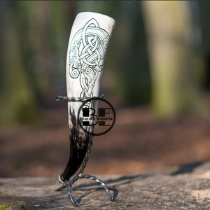 Corne à boire Viking authentique de haute qualité corne naturelle polie de boeuf/vache fabriquée avec logo personnalisé sculpté Design animal élégant - Product Image 1