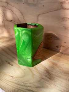 Porte-stylo artisanal en résine et bois écologique de luxe avec forme personnalisée et motif MODEL Art & Décoration de collection - Product Image 5